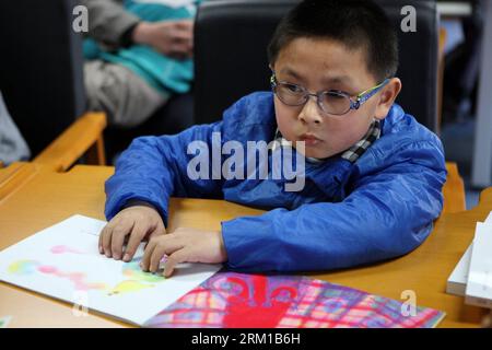 Bildnummer : 59546318 Datum : 21.04.2013 Copyright : imago/Xinhua (130421) -- BEIJING, 21 avril 2013 (Xinhua) -- Un enfant malvoyant lit un livre en braille lors d'une soirée de lecture à la bibliothèque braille de Chine à Beijing, capitale de la Chine, le 21 avril 2013. Une fête de lecture pour les enfants malvoyants a eu lieu ici dimanche. Li Yanyan, un médecin malvoyant qui a obtenu un diplôme de médecin au Palmer West College of Chiropractic en Californie, aux États-Unis, a participé à la partie de lecture avec son autobiographie et a partagé son expérience d'apprentissage avec les jeunes lecteurs et le Banque D'Images