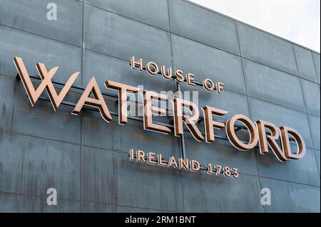 Waterford, Irlande - 17 juillet 2023 : le signe pour la Maison de Waterford Crystal à Waterford Irlande Banque D'Images