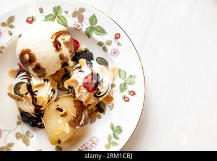 Belle Helen, dessert à base de poires pochées dans du sirop de sucre et servies avec de la glace à la vanille et du sirop de chocolat. Ritz Gourmet Lounge Bahreïn Banque D'Images