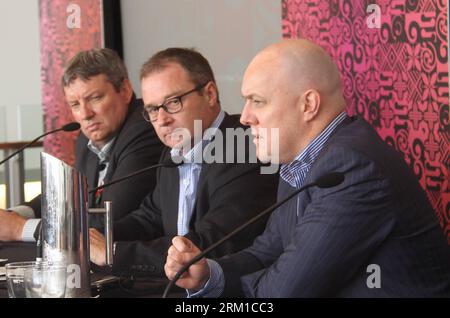 Bildnummer : 59551303 Datum : 22.04.2013 Copyright : imago/Xinhua (130422) -- AUCKLAND, 22 avril 2013 (Xinhua) -- Martin Snedden, PDG de Tourism Industry Association New Zealand, Kevin Bowler, PDG de Tourism New Zealand, et Christopher Luxon, PDG d'Air New Zealand, participent à l'exposition de voyages en Nouvelle-Zélande à Auckland, en Nouvelle-Zélande, le 22 avril 2013. Le Tourism Rendezvous New Zealand (TRENZ), un événement annuel consacré au tourisme et au commerce, se tient du 21 au 24 avril 2013. (Xinhua/Huang Xingwei) (bxq) NEW ZEALAND-AUCKLAND-TRAVEL EXPO PUBLICATIONxNOTxINxCHN Wirtschaft people x0x xkg 2013 quer premiumd 595 Banque D'Images