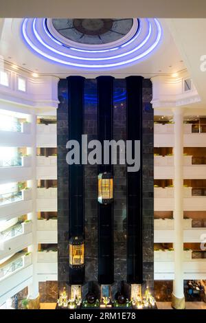 Ascenseur du hall de l'hôtel Ritz-Carlton, Bahreïn Banque D'Images