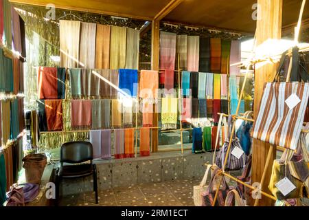 Foulards fabriqués et vendus à l'usine et atelier de tissage Naseej, Bani Jamra Village à Bahreïn Bahreïn Banque D'Images