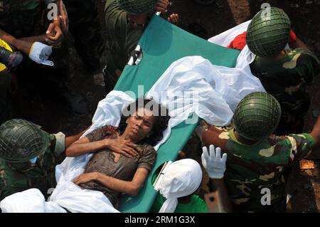 Bildnummer : 59577177 Datum : 27.04.2013 Copyright : imago/Xinhua (130427) -- DHAKA, 27 avril 2013 (Xinhua) -- des sauveteurs transportent un ouvrier du vêtement survivant hors des décombres de l'immeuble du Rana Plaza effondré à Savar, dans la banlieue de Dhaka, Bangladesh, 27 avril 2013. Dans le sillage des violentes manifestations à la suite de l'effondrement du bâtiment mercredi qui a fait 332 morts parmi les travailleurs jusqu'à présent, deux des propriétaires de cinq usines de confection de prêt-à-porter logées dans le bâtiment effondré du Bangladesh ont été arrêtés tôt samedi. (Xinhua/Shariful Islam) BANGLADESH-DHAKA-BUILDING COLLAPSE PUBLICATIONxNOTxINxCHN Gesellschaf Banque D'Images