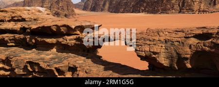 Le pont Little Rock (Raqabat al Wadak), Wadi Rum, site du patrimoine mondial de l'UNESCO, Jordanie, Moyen-Orient Banque D'Images