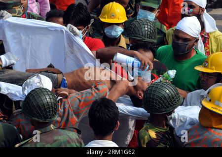 Bildnummer : 59577175 Datum : 27.04.2013 Copyright : imago/Xinhua (130427) -- DHAKA, 27 avril 2013 (Xinhua) -- des sauveteurs transportent un ouvrier du vêtement survivant hors des décombres de l'immeuble du Rana Plaza effondré à Savar, dans la banlieue de Dhaka, Bangladesh, 27 avril 2013. Dans le sillage des violentes manifestations à la suite de l'effondrement du bâtiment mercredi qui a fait 332 morts parmi les travailleurs jusqu'à présent, deux des propriétaires de cinq usines de confection de prêt-à-porter logées dans le bâtiment effondré du Bangladesh ont été arrêtés tôt samedi. (Xinhua/Shariful Islam) BANGLADESH-DHAKA-BUILDING COLLAPSE PUBLICATIONxNOTxINxCHN Gesellschaf Banque D'Images