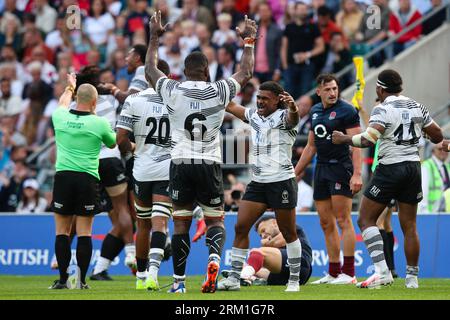 LONDRES, Royaume-Uni - 26 août 2023 : les joueurs fidjiens célèbrent la victoire de leur équipe 22-30 lors du dernier coup de sifflet lors du match international Summer Nations Series entre l'Angleterre et Fidji au Twickenham Stadium (crédit : Craig Mercer / Alamy Live News) Banque D'Images