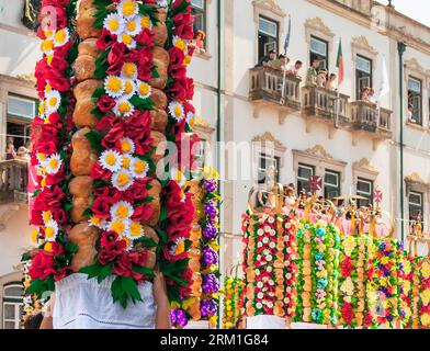 Le Cortejo dos Tabuleiros pour Festa dos Tabuleiros à Tomar, Portugal 2023. Banque D'Images