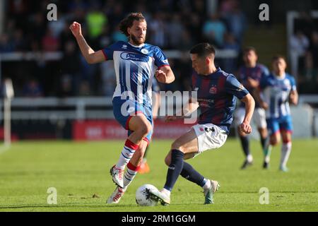 Anthony Gomez Mancini de Hartlepool United en action avec Luke Conlan de l'AFC Fylde lors du match de la Ligue nationale de Vanarama entre Hartlepool United et l'AFC Fylde à Victoria Park, Hartlepool le samedi 26 août 2023. (Photo : Mark Fletcher | MI News) crédit : MI News & Sport / Alamy Live News Banque D'Images