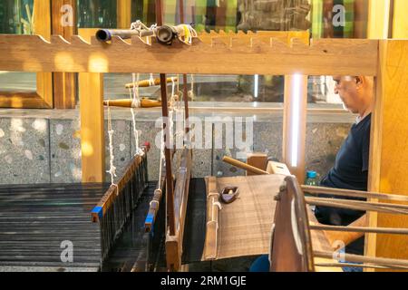 Un maître de tissage exploite la machine à tisser textile à l'usine et atelier de tissage Naseej, Bani Jamra Village à Bahreïn Bahreïn Banque D'Images