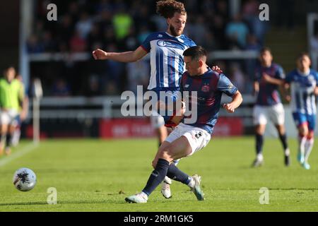 Anthony Gomez Mancini de Hartlepool United en action avec Luke Conlan de l'AFC Fylde lors du match de la Ligue nationale de Vanarama entre Hartlepool United et l'AFC Fylde à Victoria Park, Hartlepool le samedi 26 août 2023. (Photo : Mark Fletcher | MI News) crédit : MI News & Sport / Alamy Live News Banque D'Images