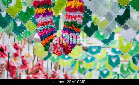 Rues décorées pour Festas dos Tabuleiros à Tomar Portugal 2023 Banque D'Images