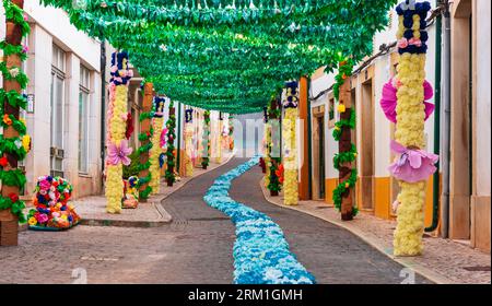 Rues décorées pour Festas dos Tabuleiros à Tomar Portugal 2023 Banque D'Images