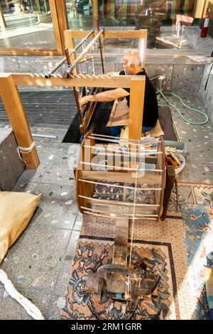 Un maître de tissage exploite la machine à tisser textile à l'usine et atelier de tissage Naseej, Bani Jamra Village à Bahreïn Bahreïn Banque D'Images