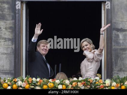 (130430) -- AMSTERDAM, 30 avril 2013 (Xinhua) -- le roi des pays-Bas Willem-Alexander (G) et son épouse Maxima (D) font signe au public sur le balcon du Palais Royal à Amsterdam, le 30 avril 2013. Après 33 ans sur le trône, la reine néerlandaise Beatrix a abdiqué en faveur de son fils Willem-Alexander mardi. (Xinhua/Rick Nederstigt) PAYS-BAS-AMSTERDAM-KING PUBLICATIONxNOTxINxCHN Banque D'Images