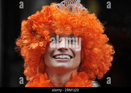 Bildnummer: 59585982  Datum: 30.04.2013  Copyright: imago/Xinhua (130430) -- AMSTERDAM, April 30, 2013 (Xinhua) -- A woman joins the celebration of the inauguration of the new King of the Netherlands Willem-Alexander in Amsterdam, the Netherlands, April 30, 2013. Following the abdication of Queen Beatrix, the new King of the Netherlands Willem-Alexander was officially inaugurated on Tuesday. (Xinhua/Ye Pingfan) (zw) NETHERLANDS-AMSTERDAM-KING-INAUGURATION-CELEBRATION PUBLICATIONxNOTxINxCHN Entertainment Gesellschaft Krönung Volk premiumd x0x xsk 2013 quer      59585982 Date 30 04 2013 Copyrigh Stock Photo