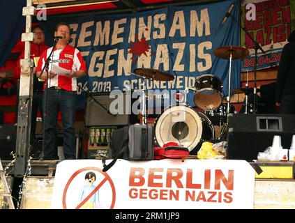 Bildnummer : 59591913 Datum : 01.05.2013 Copyright : imago/Xinhua (130501) -- BERLIN, 1 mai 2013 (Xinhua) -- appel à l'action contre la manifestéIon du parti extrémiste d'extrême droite NPD, dans la rue de Berlin, le 1 mai 2013. Des milliers de citoyens berlinois lancent une contre-manifestation pour condamner les forces extrémistes d’extrême droite. (Xinhua/Pan Xu) ALLEMAGNE-BERLIN-ANTI-FARRINGHT-DÉMONSTRATION PUBLICATIONxNOTxINxCHN Gesellschaft Politik Demo xsp x0x 2013 quer Highlight premiumd 59591913 Date 01 05 2013 Copyright Imago XINHUA Berlin Mai 1 2013 XINHUA appel à l'action contre la Far Rig Banque D'Images