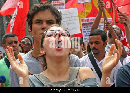 Bildnummer : 59592659 Datum : 01.05.2013 Copyright : imago/Xinhua (130501) -- SAO PAULO, 1 mai 2013 (Xinhua) -- des citoyens prennent part à une manifestation organisée par un syndicat de gauche pour marquer la Journée internationale du travail, à Sao Paulo, Brésil, le 1 mai 2013. (Xinhua/Rahel Patrasso) (itm) (sp) BRÉSIL-SAO PAULO-SOCIETY-Labour DAY PUBLICATIONxNOTxINxCHN Politik xsp x0x 2013 quer 59592659 Date 01 05 2013 Copyright Imago XINHUA Sao Paulo Mai 1 2013 les citoyens DE XINHUA prennent part à un héros de protestation par l'Union de gauche pour marquer la Journée internationale du travail à Sao Paulo Brésil LE 1 2013 mai XINHUA Rahel ITM SP Brésil Sao Banque D'Images