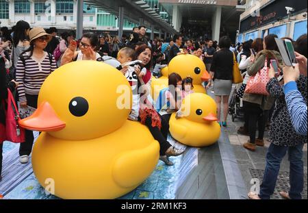 Bildnummer : 59594171 Datum : 02.05.2013 Copyright : imago/Xinhua (130502) -- HONG KONG, 2 mai 2013 (Xinhua) -- pose avec des versions plus petites d'un énorme canard en caoutchouc flottant sur les eaux du port Victoria à Hong Kong, Chine méridionale, le 2 mai 2013. Le plus grand canard en caoutchouc a été créé par l'artiste néerlandais Florentijn Hofman, avec 18 mètres de longueur, 15 mètres de largeur et de hauteur. Le canard a visité 12 villes depuis 2007. (Xinhua/Li Peng) (hdt) CHINE-HONG KONG-ÉNORME CANARD EN CAOUTCHOUC (CN) PUBLICATIONxNOTxINxCHN xcb x2x 2013 quer premiumd o0 Gesellschaft Kultur Badeente 59594171 Date 02 05 2013 Copyright Banque D'Images