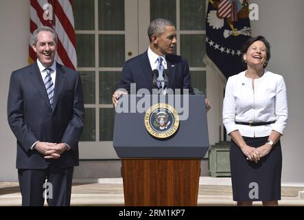 Bildnummer : 59596663 Datum : 02.05.2013 Copyright : imago/Xinhua (130503) -- WASHINGTON D.C., 2013 (Xinhua) -- le président américain Barack Obama (C) nomme Penny Pritzker (R), une femme d'affaires de Chicago, et Michael Froman, un conseiller économique de premier plan en tant que prochain représentant au commerce des États-Unis, a assisté à une cérémonie dans la roseraie de la Maison Blanche à Washington D.C., capitale des États-Unis, le 2 mai 2013. (Xinhua/Zhang Jun) (jyc) US-WASHINGTON-BARACK OBAMA-NOMINATIONS PUBLICATIONxNOTxINxCHN Politik People xas x0x 2013 quer premiumd 59596663 Date 02 05 2013 Copyright Imago Banque D'Images