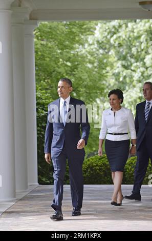 Bildnummer : 59596661 Datum : 02.05.2013 Copyright : imago/Xinhua (130503) -- WASHINGTON D.C., 2013 (Xinhua) -- le président américain Barack Obama (G) nomme Penny Pritzker (C), la nouvelle secrétaire au commerce, et Michael Froman, un conseiller économique de premier plan en tant que prochain représentant au commerce des États-Unis, a assisté à une cérémonie dans la roseraie de la Maison Blanche à Washington D.C., capitale des États-Unis, le 2 mai 2013. (Xinhua/Zhang Jun) (jyc) US-WASHINGTON-BARACK OBAMA-NOMINATIONS PUBLICATIONxNOTxINxCHN Politik People xas x0x 2013 hoch premiumd 59596661 Date 02 05 2013 Copyright Imago Banque D'Images