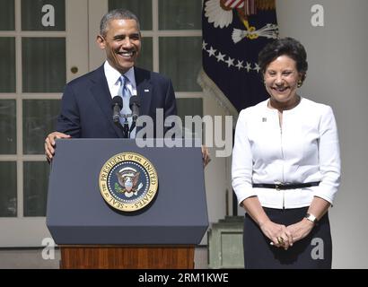 Bildnummer : 59596666 Datum : 02.05.2013 Copyright : imago/Xinhua (130503) -- WASHINGTON D.C., 2013 (Xinhua) -- le président américain Barack Obama (G) nomme Penny Pritzker (D), une femme d'affaires de Chicago, et Michael Froman, un conseiller économique de premier plan en tant que prochain représentant au commerce des États-Unis, a assisté à une cérémonie dans la roseraie de la Maison Blanche à Washington D.C., capitale des États-Unis, le 2 mai 2013. (Xinhua/Zhang Jun) (jyc) US-WASHINGTON-BARACK OBAMA-NOMINATIONS PUBLICATIONxNOTxINxCHN Politik People xas x0x 2013 quer premiumd 59596666 Date 02 05 2013 Copyright Imago Banque D'Images