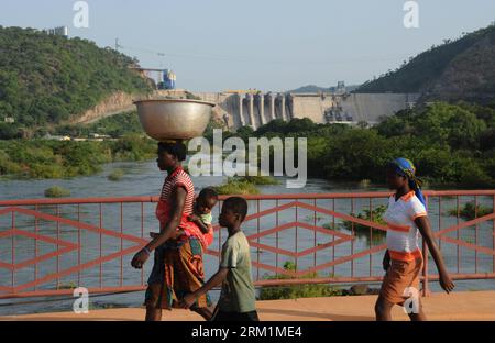 Bildnummer: 59600241  Datum: 03.05.2013  Copyright: imago/Xinhua (130503) -- BUI (GHANA), May 3, 2013 (Xinhua) -- Ghanaians pass by the Bui dam, Ghana, on May 3, 2013. The first power generating unit of 133 megawatts from the Bui hydroelectric project was officially started on May 3, 2013. The project, which is being constructed by China s Sinohydro Corporation, will generate 400 megawatts of power when it becomes fully operational by the end of 2013. Started in April 2008, the project was financed by the governments of Ghana and China at a total cost of nearly 800 million U.S. dollars, with t Stock Photo