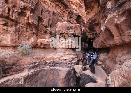Les gens dans le canyon Khazali, célèbre pour les inscriptions anciennes et les trous d'eau, Wadi Rum, Jordanie, Moyen-Orient Banque D'Images