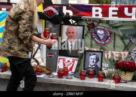 Moscou, Russie. 26 août 2023. Un portrait de Dmitri Utkin, un personnage obscur qui a géré les opérations de Wagner et aurait servi dans les services de renseignement militaire russes, est vu au mémorial de fortune près de la place Rouge dans le centre de Moscou, en Russie. Crédit : Nikolay Vinokurov/Alamy Live News Banque D'Images