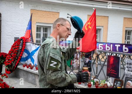 Moscou, Russie. 26 août 2023. Soldat aéroporté est venu déposer des fleurs sur un mémorial alors qu'il rend hommage à Evgueny Prigojine qui est mort dans un accident d'avion, près du Kremlin dans le centre de Moscou, en Russie. Crédit : Nikolay Vinokurov/Alamy Live News Banque D'Images