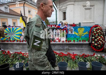 Moscou, Russie. 26 août 2023. Soldat aéroporté est venu déposer des fleurs sur un mémorial alors qu'il rend hommage à Evgueny Prigojine qui est mort dans un accident d'avion, près du Kremlin dans le centre de Moscou, en Russie. Crédit : Nikolay Vinokurov/Alamy Live News Banque D'Images