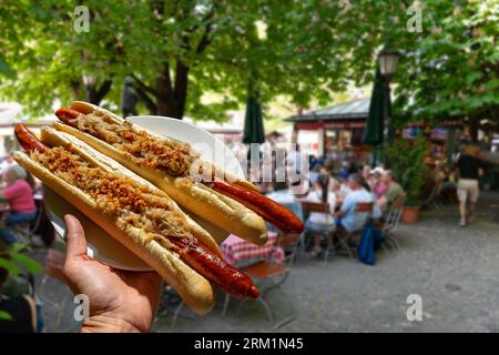 hot-dog bavarois allemand au viktualienmarkt munich avec de la choucroute de rue Banque D'Images