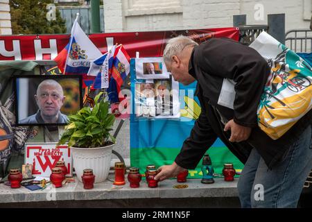 Moscou, Russie. 26 août 2023. Les gens déposent des foudres à un mémorial alors qu'ils rendent hommage à Evgueny Prigojine, mort dans un accident d'avion, près du Kremlin, dans le centre de Moscou, en Russie. Crédit : Nikolay Vinokurov/Alamy Live News Banque D'Images