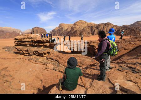 Touristes au pont Little Rock (Raqabat al Wadak), Wadi Rum, site du patrimoine mondial de l'UNESCO, Jordanie, Moyen-Orient Banque D'Images