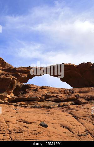 Le pont Little Rock (Raqabat al Wadak), Wadi Rum, site du patrimoine mondial de l'UNESCO, Jordanie, Moyen-Orient Banque D'Images