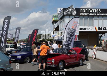 Schleiz, Allemagne. 26 août 2023. Les visiteurs traversent la zone d'exposition à l'ouverture du Motorwelt 'Schleizer Dreieck'. Le Schleizer Dreieck est le plus ancien circuit routier d'Allemagne et est encore aujourd'hui le lieu de courses dans les sports automobiles. Le musée sera consacré à l'histoire centenaire de l'hippodrome. Crédit : Bodo Schackow/dpa/Alamy Live News Banque D'Images