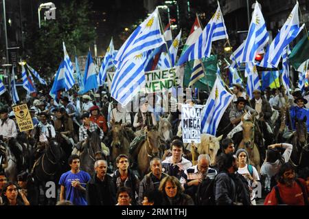 Bildnummer : 59628672 Datum : 10.05.2013 Copyright : imago/Xinhua chevaux d'équitation participent à la quatrième Marche nationale pour la défense de la Terre, de l'eau et des ressources naturelles à Montevideo, capitale de l'Uruguay, le 10 mai 2013.(Xinhua/Nicolas Celaya) (fnc) (py) Uruguay-MONTEVIDEO-SOCIETY-Protest PUBLICATIONxNOTxINxCHN Gesellschaft Demo demo Demo demo Demo Demo 2013 Umtschutz xutz xtschutz 59628672 Date 10 05 2013 Copyright Imago XINHUA les chevaux d'équitation participent à la quatrième Marche nationale pour la défense de l'eau de la Terre et des ressources naturelles à Montevideo capitale de l'Uruguay Banque D'Images