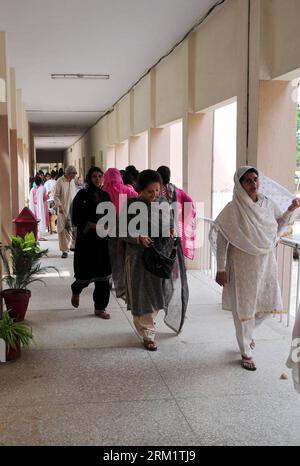 Bildnummer : 59628109 Datum : 11.05.2013 Copyright : imago/Xinhua (130511) -- ISLAMABAD, 11 mai 2013 (Xinhua) -- des femmes pakistanaises arrivent pour voter dans un bureau de vote à Islamabad, capitale du Pakistan, le 11 mai 2013. Les Pakistanais ont commencé à voter samedi matin lors d'une élection générale d'une journée pour élire un nouveau gouvernement pour les cinq prochaines années avec l'espoir d'un changement positif et de la fin des années de terrorisme dans le pays. (Xinhua/Ahmad Kamal) PAKISTAN-ISLAMABAD-ELECTION PUBLICATIONxNOTxINxCHN Wahl Wahlen Politik Parlamentswahlen Wahllokal xdp x0x premiumd 2013 hoch 59628109 Date 11 Banque D'Images