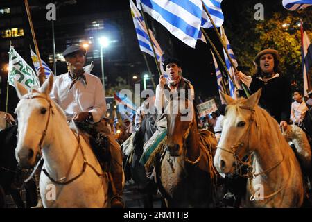 Bildnummer: 59628673  Datum: 10.05.2013  Copyright: imago/Xinhua riding horses participate in the Fourth National March in defense of Earth, Water and Natural Resources in Montevideo, capital of Uruguay, on May 10, 2013.(Xinhua/Nicolas Celaya) (fnc) (py) URUGUAY-MONTEVIDEO-SOCIETY-PROTEST PUBLICATIONxNOTxINxCHN Gesellschaft Politik Demo Protest Uruguay Marscha Klimaschutz Umweltschutz xdp x0x 2013 quer premiumd     59628673 Date 10 05 2013 Copyright Imago XINHUA Riding Horses participate in The Fourth National March in Defense of Earth Water and Natural Resources in Montevideo Capital of Urugu Stock Photo