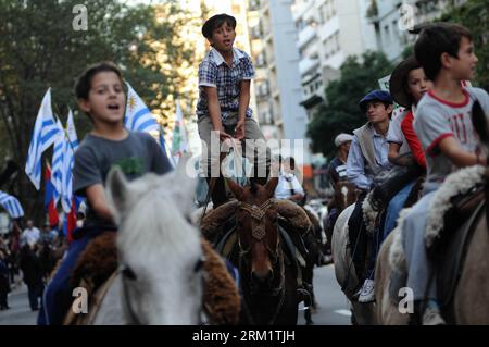 Bildnummer : 59628674 Datum : 10.05.2013 Copyright : imago/Xinhua chevaux d'équitation participent à la quatrième Marche nationale pour la défense de la Terre, de l'eau et des ressources naturelles à Montevideo, capitale de l'Uruguay, le 10 mai 2013.(Xinhua/Nicolas Celaya) (fnc) (py) Uruguay-MONTEVIDEO-SOCIETY-Protest PUBLICATIONxNOTxINxCHN Gesellschaft Demo demo Demo demo Demo Demo 2013 Umtschutz xutz xtschutz 59628674 Date 10 05 2013 Copyright Imago XINHUA les chevaux d'équitation participent à la quatrième Marche nationale pour la défense de l'eau de la Terre et des ressources naturelles à Montevideo capitale de l'Uruguay Banque D'Images