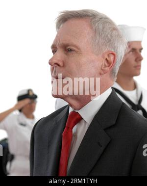 Bildnummer : 59630489 Datum : 11.05.2013 Copyright : imago/Xinhua (130511) -- SINGAPOUR, 11 mai 2013 (Xinhua) -- le secrétaire à la Marine des États-Unis Ray Mabus (L) assiste à une cérémonie à bord de l'USS Freedom à la base navale de Changi à Singapour, le 11 mai 2013. Le secrétaire américain à la Marine Ray Mabus a défendu samedi le programme des navires de combat littoraux (LCS) comme autrefois un gâchis, mais maintenant l'un des meilleurs programmes. (Xinhua/Chen Jipeng) SINGAPORE-US-SHIP PROGRAM PUBLICATIONxNOTxINxCHN People Politik xsp x0x 2013 quadrat 59630489 Date 11 05 2013 Copyright Imago XINHUA Singap Banque D'Images