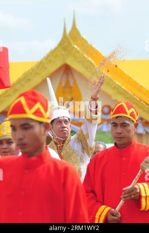 Bildnummer : 59636417 Datum : 13.05.2013 Copyright : imago/Xinhua (130513) -- BANGKOK, 13 mai 2013 (Xinhua) -- le maître de la cérémonie royale de labourage Chavalit Chookajorn jette des graines de riz au champ lors de la cérémonie royale de labourage à Bangkok, capitale de la Thaïlande, le 13 mai 2013. L'événement annuel marque le début de la saison de croissance du riz. (Xinhua/Rachen Sageamsak) THAILAND-BANGKOK-ROYAL PLOUGHING CEMORATION PUBLICATIONxNOTxINxCHN Gesellschaft Tradition Landwirtschaft Tracht Segnung segnen x0x xst premiumd 2013 hoch 59636417 Date 13 05 2013 Copyright Imago XINHUA Bangkok Mai 13 2013 XI Banque D'Images