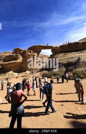 Touristes au pont rocheux de Burdah, Wadi Rum, site du patrimoine mondial de l'UNESCO, Jordanie, Moyen-Orient Banque D'Images