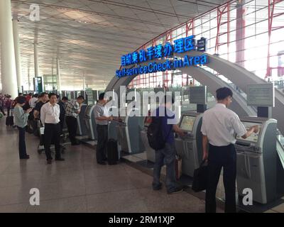 Bildnummer : 59645983 Datum : 15.05.2013 Copyright : imago/Xinhua (130515) -- PÉKIN, 15 mai 2013 (Xinhua) -- enregistrement des passagers dans la zone libre-service de l'aéroport international Capital à Pékin, capitale de la Chine, le 15 mai 2013. Trois vols opérés par Shenzhen Airlines, à savoir ZH9889, ZH9866 et ZH9243, ont été échoués ou retardés après que les compagnies aériennes ont reçu des menaces mercredi matin. Le ZH9866 retourna à Nanjing, capitale de la province du Jiangsu de l est de la Chine, et le ZH9243 échoua à Guilin dans la région autonome du Guangxi Zhuang du sud-ouest de la Chine. Le ZH9889 retardé a maintenant décollé de Pékin, an Banque D'Images