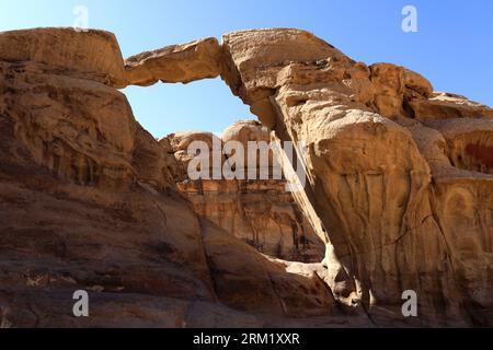 Le pont rocheux de Burdah, Wadi Rum, site du patrimoine mondial de l'UNESCO, Jordanie, Moyen-Orient Banque D'Images