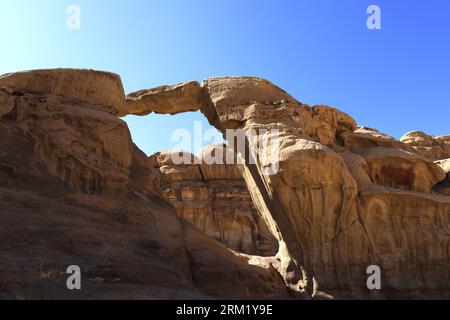 Le pont rocheux de Burdah, Wadi Rum, site du patrimoine mondial de l'UNESCO, Jordanie, Moyen-Orient Banque D'Images