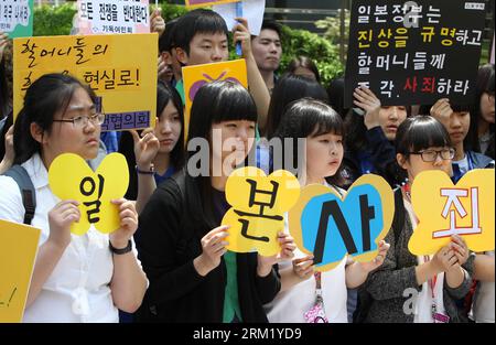Bildnummer : 59651640 Datum : 15.05.2013 Copyright : imago/Xinhua (130516) -- SÉOUL, mai 2013 (Xinhua) -- des étudiants sud-coréens et un groupe d'anciennes femmes de réconfort coréennes qui ont été forcées de servir dans l'armée japonaise pendant la Seconde Guerre mondiale protestent contre le récent commentaire du maire japonais d'Osaka, Toru Hashimoto, devant l'ambassade du Japon à Séoul, en Corée du Sud, le 15 mai 2013. Toru Hashimoto a déclaré que les femmes de réconfort étaient des éléments nécessaires pour les soldats japonais pendant la Seconde Guerre mondiale (Xinhua/Park Jin-hee) CORÉE DU SUD-SÉOUL-PROTESTATION-FEMMES DE CONFORT PUBLICATIONxNOTxINxCHN xcb x0x 2013 quer 59651640 Date 1 Banque D'Images