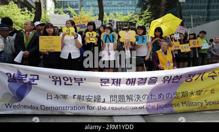 Bildnummer : 59651639 Datum : 15.05.2013 Copyright : imago/Xinhua (130516) -- SÉOUL, mai 2013 (Xinhua) -- des étudiants sud-coréens et un groupe d'anciennes femmes de réconfort coréennes qui ont été forcées de servir dans l'armée japonaise pendant la Seconde Guerre mondiale protestent contre le récent commentaire du maire japonais d'Osaka, Toru Hashimoto, devant l'ambassade du Japon à Séoul, en Corée du Sud, le 15 mai 2013. Toru Hashimoto a déclaré que les femmes de réconfort étaient des éléments nécessaires pour les soldats japonais pendant la Seconde Guerre mondiale (Xinhua/Park Jin-hee) CORÉE DU SUD-SÉOUL-PROTESTATION-FEMMES DE CONFORT PUBLICATIONxNOTxINxCHN xcb x0x 2013 quer 59651639 Date 1 Banque D'Images