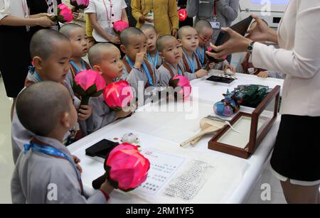 Bildnummer : 59651671 Datum : 15.05.2013 Copyright : imago/Xinhua (130516) -- SÉOUL, mai 2013 (Xinhua) -- des enfants moines sud-coréens tenant des lanternes regardent un écran au SK Telecom T.UM Museum à Séoul, Corée du Sud, le 15 mai 2013. Les enfants sont entrés dans le temple pour expérimenter la vie des moines pendant deux semaines. (Xinhua/Park Jin-hee) CORÉE DU SUD-SÉOUL-ENFANT MONK PUBLICATIONxNOTxINxCHN xcb x0x 2013 quer 59651671 Date 15 05 2013 Copyright Imago XINHUA Séoul Mai 2013 XINHUA enfants moines sud-coréens tenant des lanternes regarder un écran AU SK Telecom T au musée à Séoul Corée du Sud Mai 15 2013 enfants entrés Banque D'Images