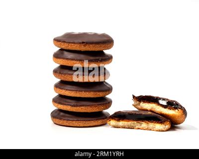 Biscuits au chocolat noir et garniture orange. Biscuits au chocolat noir sur fond blanc Banque D'Images