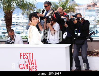 Bildnummer : 59657261 Datum : 17.05.2013 Copyright : imago/Xinhua (130517) -- CANNES, 17 mai 2012 (Xinhua) -- l'actrice chinoise Zhao Tao pose lors du photocall du film chinois A Touch of Sin du réalisateur Jia Zhangke en compétition au 66e Festival de Cannes, le 17 mai 2013. (Xinhua/Gao Jing) FRANCE-CANNES-FILM FESTIVAL-A TOUCH OF SIN-PHOTOCALL PUBLICATIONxNOTxINxCHN Kultur Entertainment People film 66 internationale Filmfestspiele Cannes Photocall xdp x0x 2013 quer première 59657261 Date 17 05 2013 Copyright Imago XINHUA Cannes Mai 17 2012 XINHUA Chinois Banque D'Images